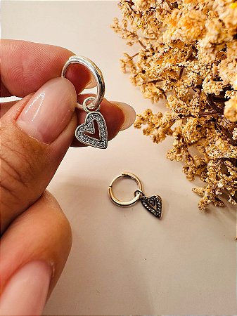 Brinco inspiração Pandora argola com coração cravejado removível
