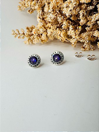 Brinco inspiração Pandora redondo com pedra roxa