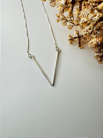 Colar veneziana com pingente em V