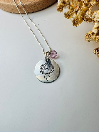 Colar plaquinha redonda menina ponto de luz rosa