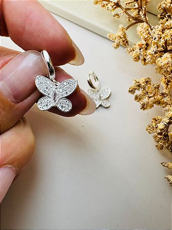 Brinco argola lisa click borboleta pendurada cravejada