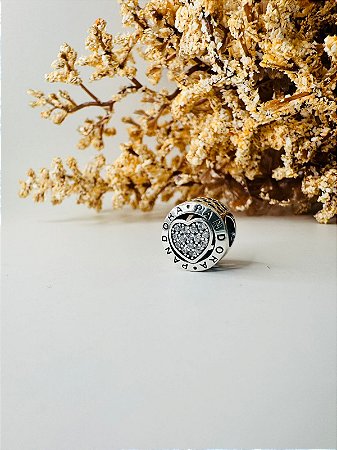 Berloque inspiração Pandora redondo coração cravejado