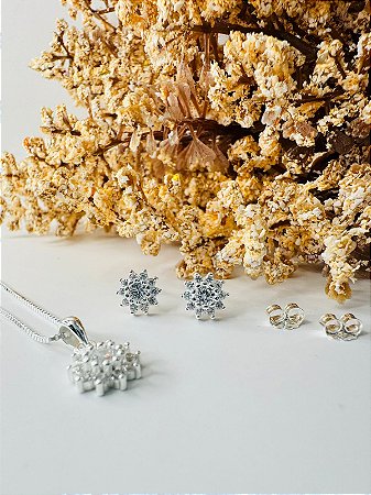 Conjunto flor borda cravejada