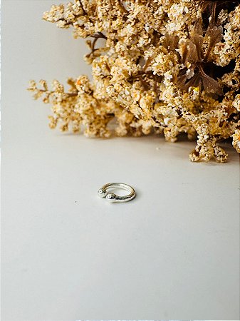 Brinco piercing fake meia argola lisa e bolinhas na ponta