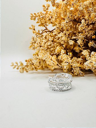 Brinco piercing fake mini corações vazado com fio cravejado