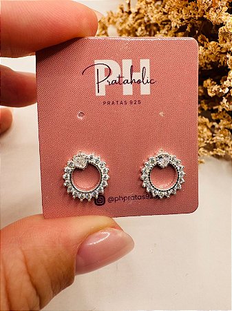 Brinco círculo vazado cravejada