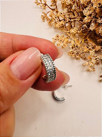 Brinco meia argola cravejada com banho de ródio
