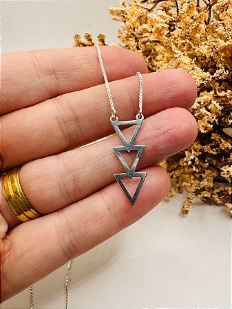 Colar 3 triângulos vazados