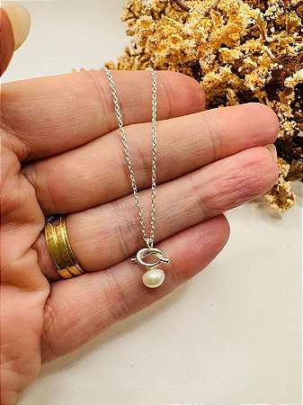 Colar coração em nó com pérola