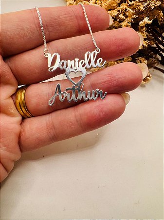 Colar personalizado com nome duplo com coração entre os nomes