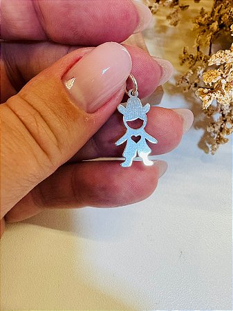 Pingente menino cowboy com chapéu e coração vazado