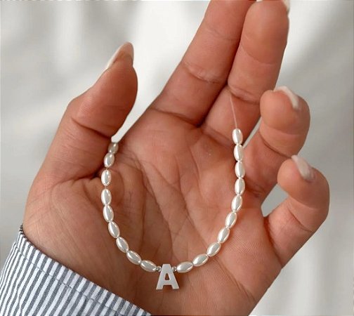 Colar Nylon pérola com inicial em madrepérola
