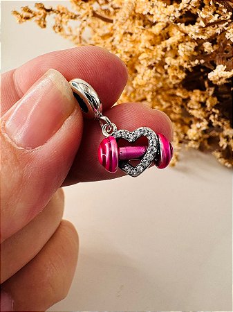 Berloque halter rosa com coração cravejado