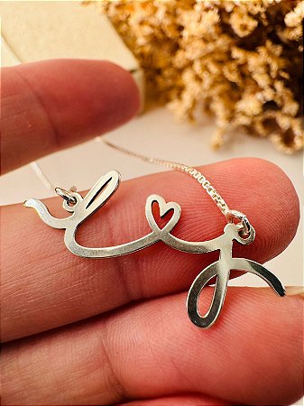 Colar personalizado 2 iniciais com coração vazado