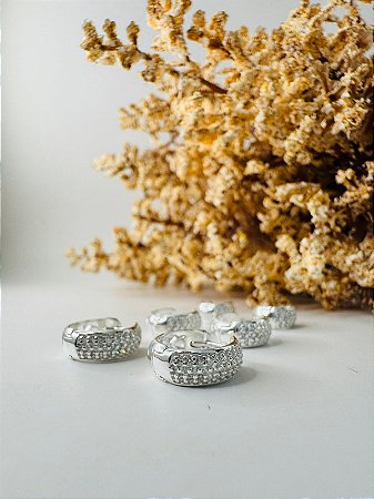 Brinco trio argola cravejada, flor atrás