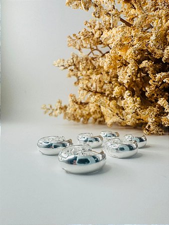 Brinco trio argola lisa abaulada, flor atrás