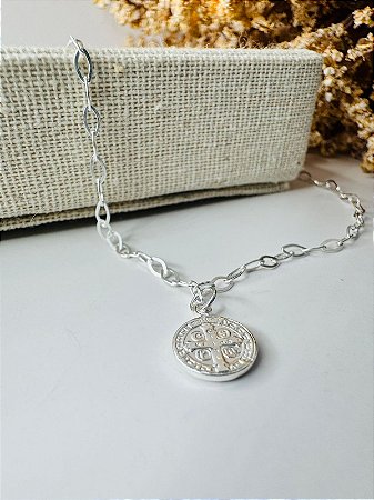 Pulseira elos medalinha de São Bento pendurada