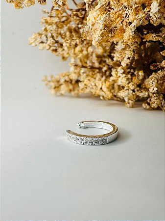 Brinco fake fio reto cravejado