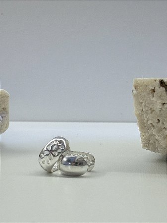 Brinco argola lisa abaulada, flor atrás PP