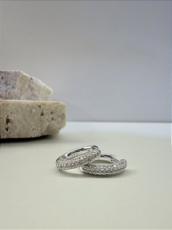 Brinco argola cravejada