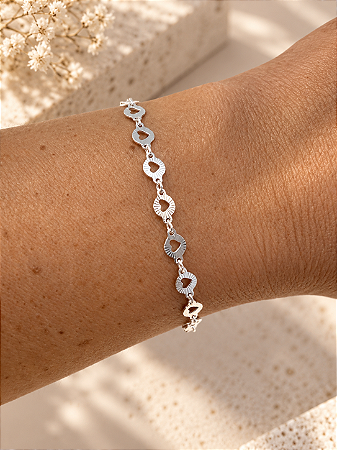 Pulseira corações vazados riscados