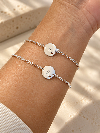 Pulseira personalizada plaquinha com letra e coração vazado