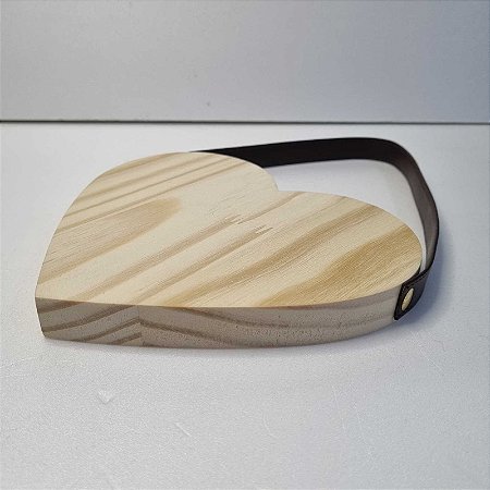 Coração Pinus 17cm com alça em couro
