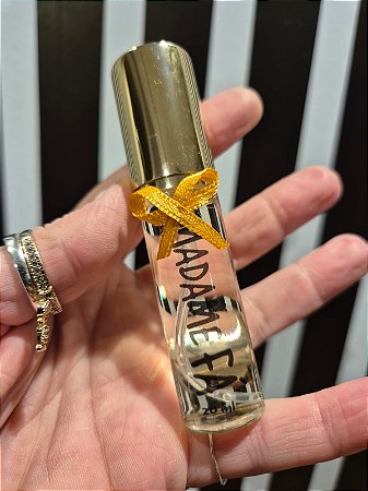 Madame FÁ: perfume com feromônio - O toque da sedução