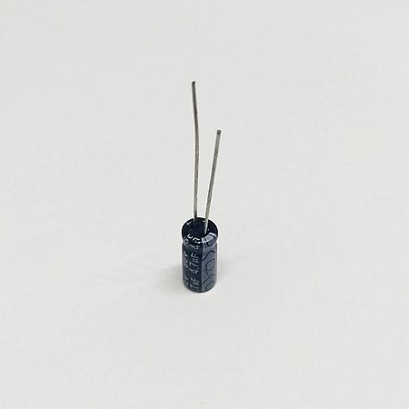 Capacitor Eletrolítico Radial 4.7uF 50V 105°C 5x11mm Alta Durabilidade