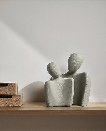 Enfeite Decorativo Estátuas Casal Cinza em Cerâmica