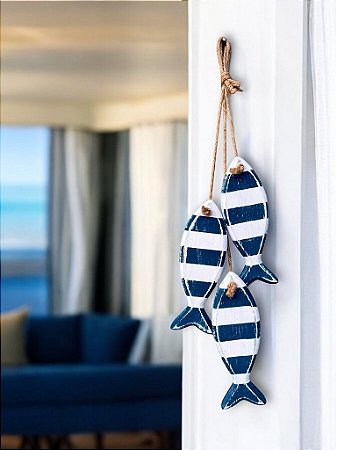 Penduricalho Trio de Peixes em Madeira com Listra Azul Marinho 41x9x5,5