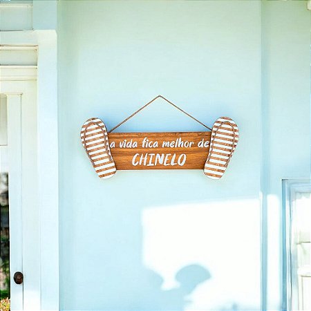 Placa Decorativa Náutica Branco e Marrom A vida fica melhor de Chinelo Decoração de Parede em Madeira