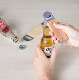 ABRIDOR METÁLICO COM CABO DE MADEIRA