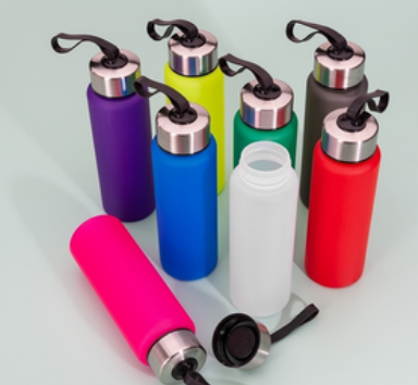 SQUEEZE PLÁSTICO DE 680ML EM PVC FOSCO COM TAMPA ROSQUEAVEL EM INOX