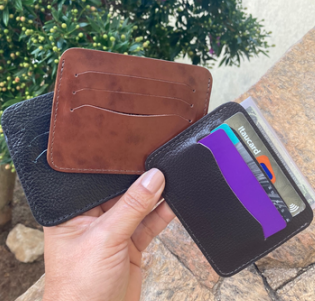 PORTA CARTÃO EM COURO COM SLOT'S PARA CARTÕES E ABA EM COURO