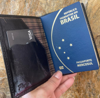 CARTEIRA PARA PASSAPORTE EM COURO COM SLOT'S PARA CARTÃO