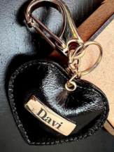 CHAVEIRO EM COURO COM FORMATO DE CORAÇÃO