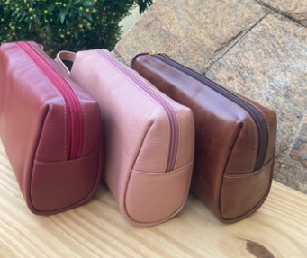 NECESSARIE EM COURO, ALÇA, COM FECHAMENTO EM ZIPER EXTERNO