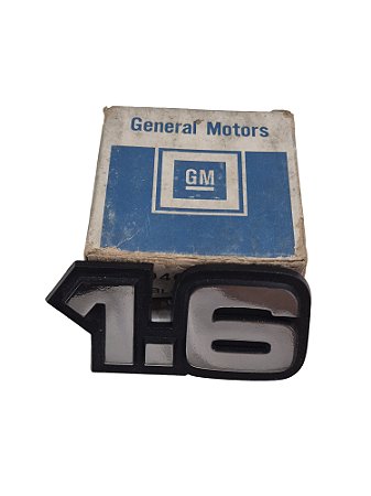 Emblema 1.6 Cromado 2 Pinos Porta Malas Chevette 84 até 94 Original GM 94649538 Novo de Época