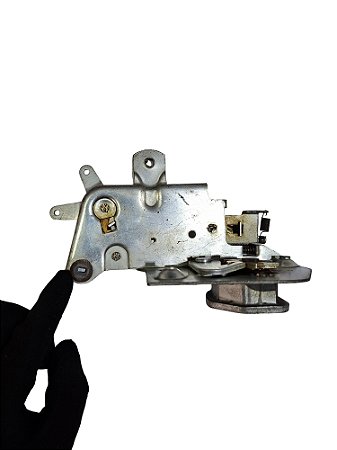 Fechadura da Porta Dianteira Direita GM Opala Caravan 69 à 92 Universal 40334 GM 7331201