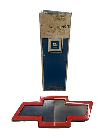 Emblema Vermelho Gravata da Grade Dianteira do GM ACD20 Bonanza em 1993 Original GM 93212030 Novo de Época
