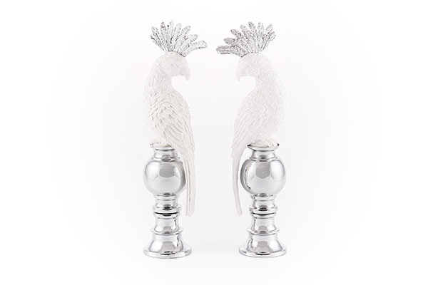 Pássaro branco no pedestal