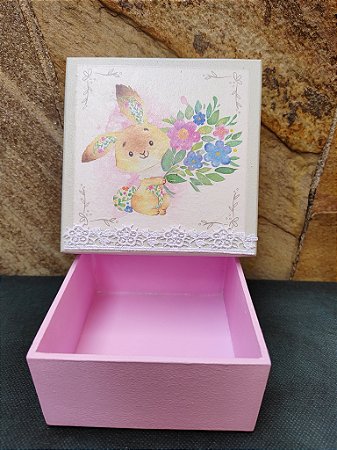 Caixa MDF rosa decorada com decoupage coelhinho com ramalhete de flores.