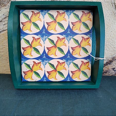 Bandeja de MDF verde decorada com azulejo