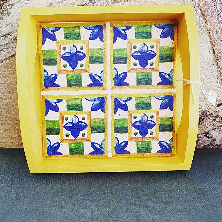 Bandeja MDF amarela decorada com azulejo