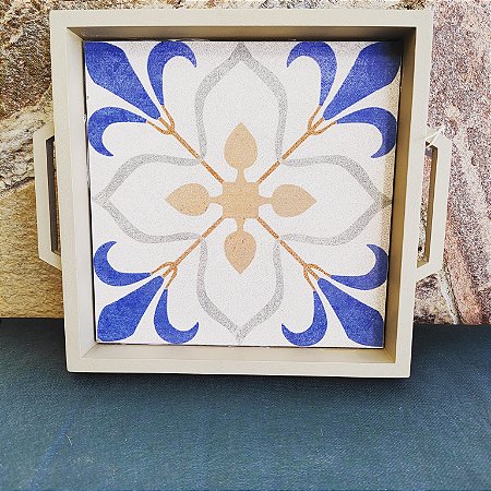 Bandeja MDF bege decorada com azulejo