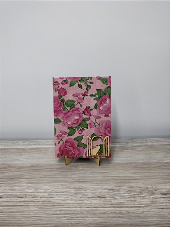 Caderno Personalizado brochura 96 folhas tecido rosa floral aplique MDF gato na janela