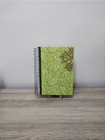 Caderno Personalizado universitário 200 folhas tecido verde folhagem e aplique MDF pássaros no galho