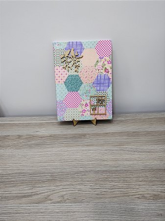 Caderno Personalizado universitário brochura 96 folhas com tecido patchwork e apliques MDF pássaros na janela e pássaros no galho