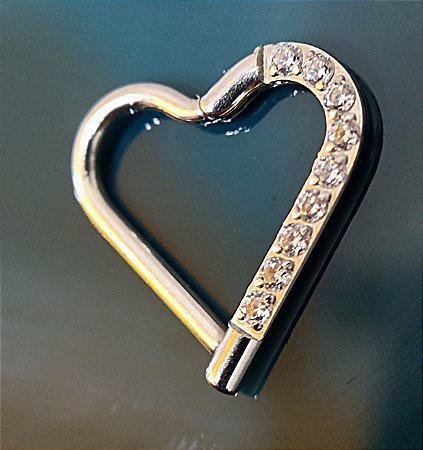 SEGMENTO CORAÇÃO AÇO ZIRCÔNIAS CRAVEJADAS LADO ESQUERDO